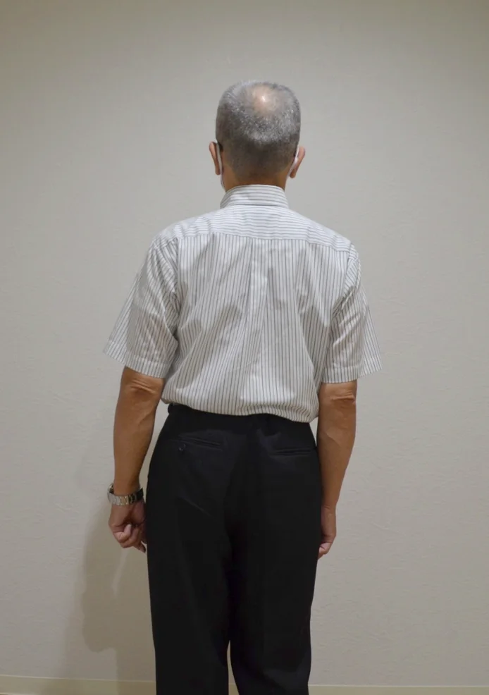 施術前の立ち姿勢(男性・後ろ姿)