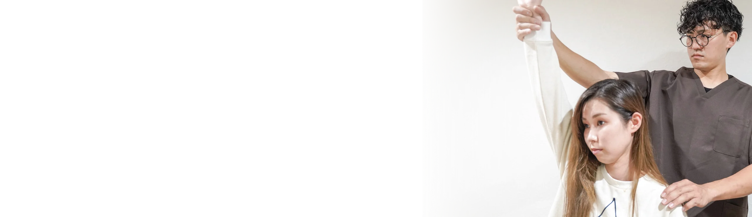 肩の動きを確認する検査の様子